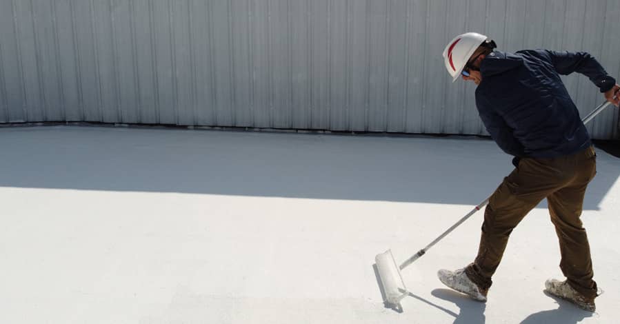 Homme assis sur un point d'interrogation qui se pose des questions sur le cool roof