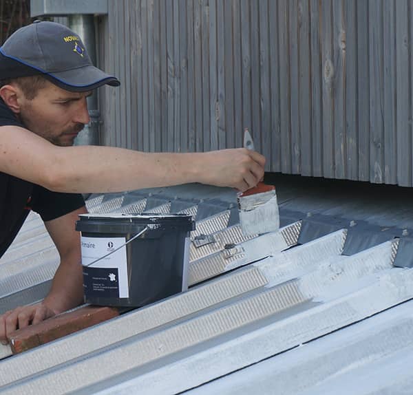 Application d'un primaire d'accroche avant pose peinture anti chaleur pour toiture